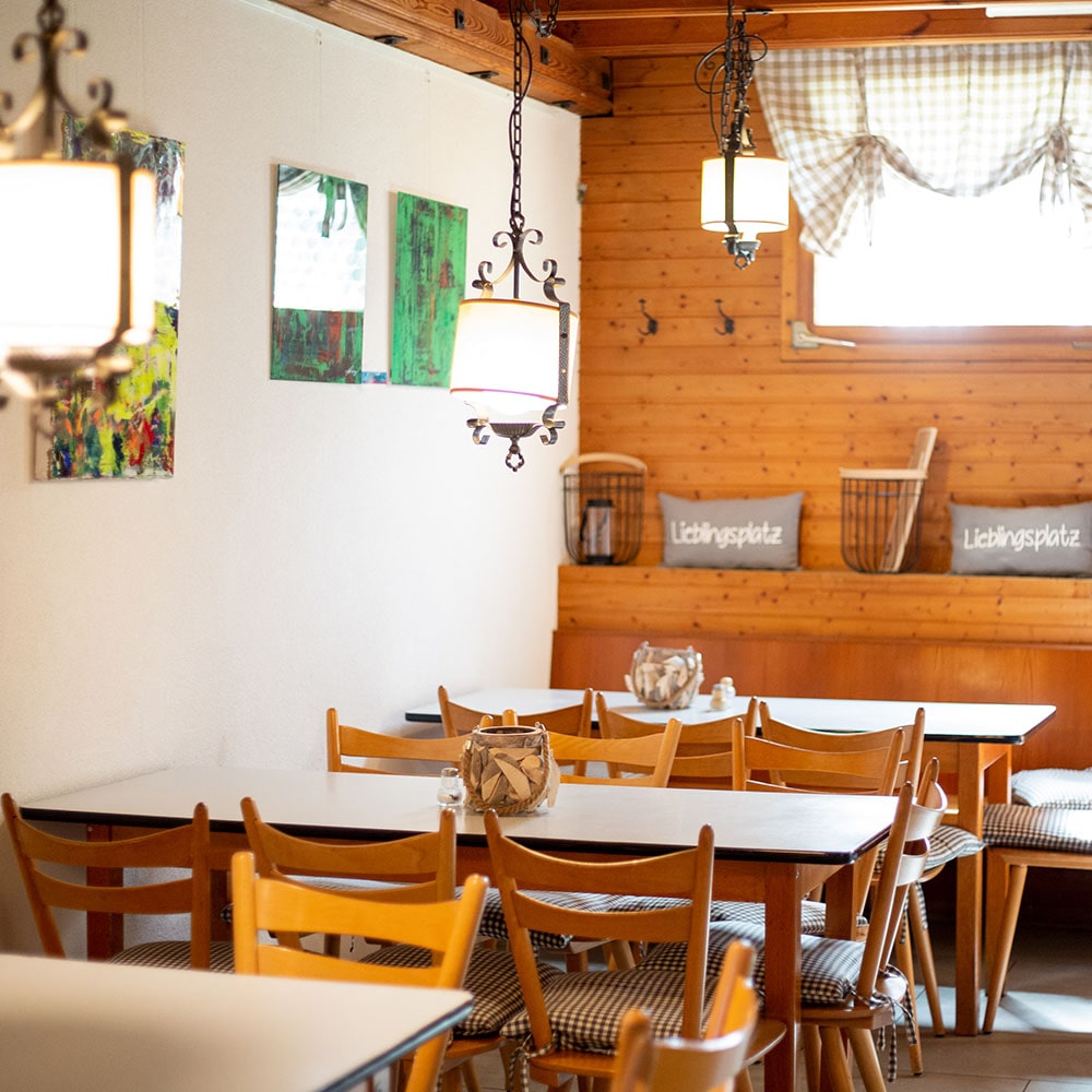 Wein wird in Glas eingeschenkt